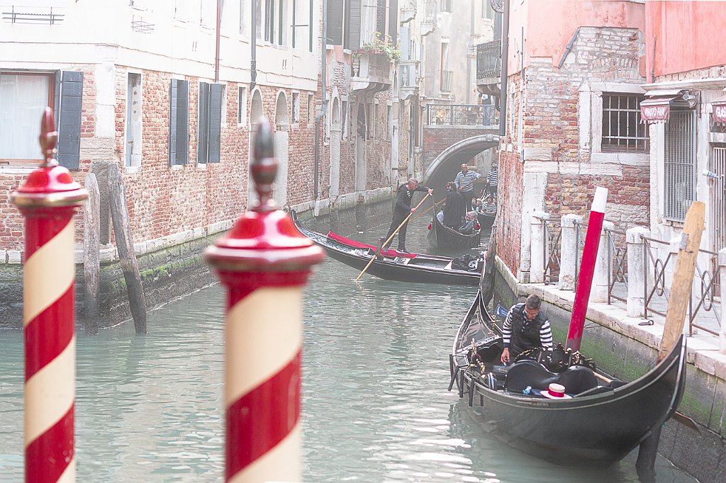 24 -VENEZIA - NEBBIA TRA I CANALI E LE GONDOLE.jpg